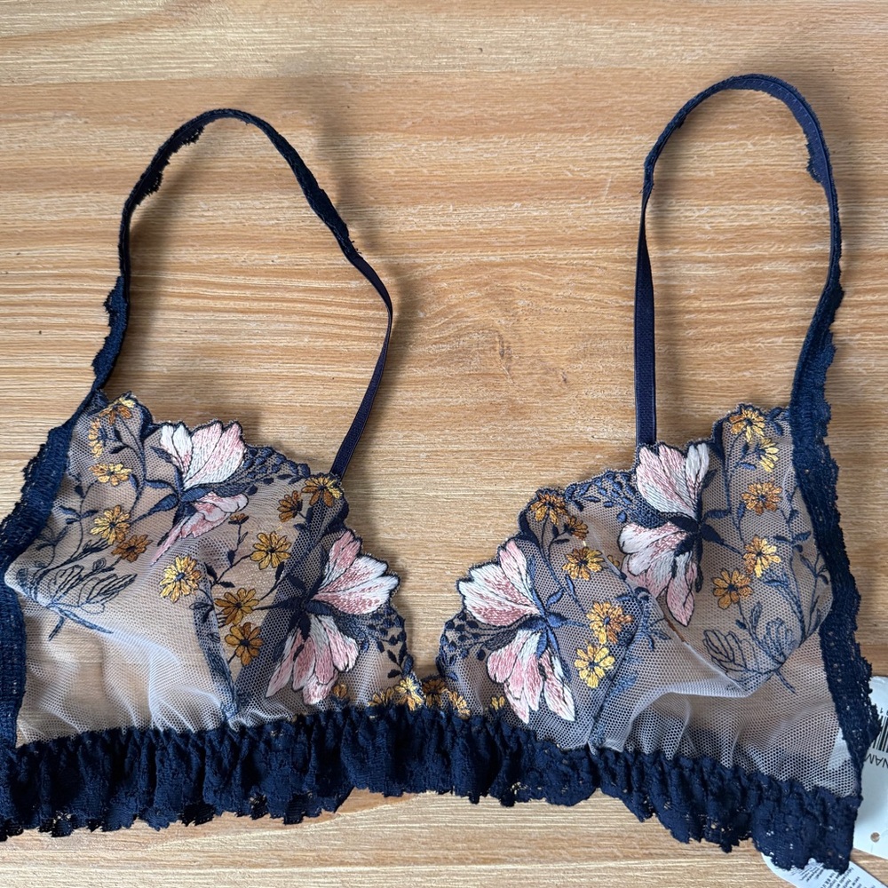 NWT Hanky Panky Embroidered Bralette. Elastic band. Adj. Straps. Size Medium